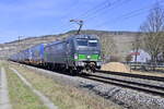 ES IST ZWEI MINUTEN VOR ZWÖLF! 
Als die ELL 193 203 von TLX mit einem Auto Walter Klv durch Thüngersheim gen Würzburg gefahren kommt am 1.3.2022