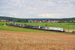 159 207 RCM und 185 665 Lokomotion mit einem KLV-Zug bei Oberdachstetten Richtung Würzburg, 17.07.2020