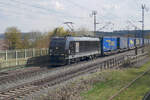 Die gepflegte 185 546 der MRCE hat gerade das Einfahrsignal aus Richtung Donauwörth des Bahnhofs Treuchtlingen passiert.