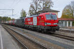 Die auffällig gestaltete 193 342  Unlock The Dock & Westport Express  führt gemeinsam mit 193 710  140 Jahre E-Mobilität  einen Zug des kombinierten Ladungsverkehrs durch Aßling auf dem Weg nach Italien.
Aßling, 14.10.2022
