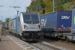 In Eichstätt Bahnhof fährt 187 304-1 der Railpool an einem langen, mit Sattelaufliegern beladenen Zug entlang leer Richtung Ingolstadt. Wegen des dichten Güterzugverkehrs lassen sich Zugbegegnungen in Eichstätt Bahnhof häufig auf Chip bannen.
Mittwoch, 5. Oktober 2022, 14.08 Uhr