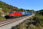 Am 23. August 2022 fuhr mir bei Hagenacker im Almühltal der KLV-Zug KT 42528 von Verona Q. E. nach Rotterdam Waalhaven vor die Linse. Zuglok über den gesamten Laufweg hinweg war die 193 359 von DB Cargo. Für vier Jahre Einsatzdauer zeigt die Lok bereits überraschend starke Ausbleichungen beim Lack. 