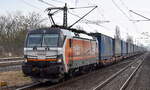 LOKORAIL, a.s., Bratislava [SK] mit der  383 219-3  [NVR-Nummer: 91 54 6383 219-3 SK-RAILL] und KLV-Zug Richtung Rostock Seehafen am 10.02.23 Durchfahrt Bahnhof Berlin Hohenschönhausen.