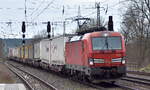 DB Cargo AG [D] mit ihrer  193 313  [NVR-Nummer: 91 80 6193 313-4 D-DB] und einem KLV-Zug am 29.03.23 Durchfahrt Bahnhof Saarmund.