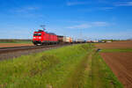 185 142 DB Cargo mit einem KLV-Zug bei Uffenheim Richtung Ansbach, 09.05.2021