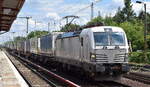 Die weiße ELL Vectron   193 512  [NVR-Nummer: 91 80 6193 512-1 D-ELOC], aktueller Mieter? mit einem KLV-Zug  am 11.07.24 Höhe Bahnhof Berlin-Hirschgarten.