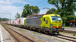91 80 6193 589 am 15.07.2024 im Bahnhof Aßling (Oberbay.) mit einem KLV-Zug. Ursprünglich im Jahr 2022 an AlphaTrains mit der Halterkennung D-ATLU geliefert und an Adriafer Triest vermietet, trägt die Maschine mittlerweile das Halterkürzel D-SIEIT (Siemens Mobility Italien).