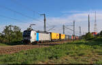 193 991-7 (Siemens Vectron) transportiert Sattelauflieger entlang der Europachaussee Richtung Zugbildungsanlage (ZBA) Halle (Saale).