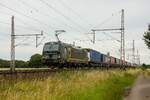 193 875  Connecting Europe  Vectron fährt für Beacon Rail Leasing Limited (BRLL) mit KLV in Dedensen Gümmer, Juli 2024.