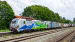 Am 13.07.2024 zieht 91 80 6193 774 gemeinsam mit einer weiteren 193 einen KLV-Zug durch den Bahnhof Aßling Richtung München. Ursprünglich fuhr die Maschine mit den markanten Lokomotion-Zebrastreifen, seit 2022 ist sie mit der hier zu sehenden Gestaltung für 20 Jahre Lokomotion unterwegs.