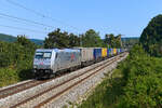 Gar nicht mehr auf dem Schirm hatte ich die Tatsache, daß TX Logistik zum Zeitpunkt der Aufnahme noch Loks der Baureihe 185 im Bestand hatte. Ich war der Meinung, die Maschinen aus dem Hause Bombardier seien alle verkauft worden. So staunte ich nicht schlecht, als die 185 418 mit dem KLV-Zug DGS 43140 von Verona Q. E. nach Lübeck Skandinavienkai bei Dollnstein an mir vorbei fuhr. 