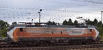 LOKORAIL, a.s., Bratislava [SK] steht mit der  383 217-7  [NVR-Nummer: 91 56 6383 217-7 SK-RAILL] und einem KLV-Zug aus Rostock Seehafen pausierend am 14.10.24 Höhe Bahnhof Schönefeld b. Berlin.