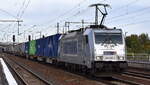 METRANS Rail s.r.o., Praha [CZ] mit ihrer  386 005-3  [NVR-Nummer: 91 54 7386 005-3 CZ-MT] und einem KLV-Zug am 14.10.24 Höhe Bahnhof Schönefeld b.