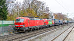 Am herbstlichen 9. November 2024 hat 91 80 6193 356 mit ihrem KLV-Zug auf ihrer Fahrt Richtung Rosenheim den Abzweig Waldtrudering passiert und damit das Stadtgebiet von München verlassen. Die Aufnahme entstand auf dem Bahnsteig der S-Bahn in Gronsdorf.