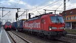 DB Cargo AG, Mainz [D] mit ihrer  193 338  [NVR-Nummer: 91 80 6193 338-1 D-DB] und einem KLV-Zug am 03.12.24 Höhe Bahnhof Golm (Potsdam).