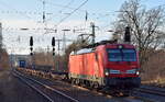 DB Cargo AG, Mainz [D] mit ihrer   193 340  [NVR-Nummer: 91 80 6193 340-7 D-DB] und einem schwach ausgelastetem KLV-Zug am 05.12.24 Höhe Bahnhof Saarmund.