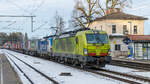 91 80 6193 559 von Alpha Trains durchfährt am 06.01.2025 mit einem KLV-Zug den Bahnhof Aßling.