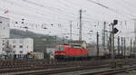 DB 193 334 mit einem KLV Richtung Gemnden, am 04.02.2025 in Wrzburg Hbf. Standort ffentlicher Weg neben den Gleisen.