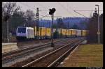 185 674-9 von Railpool fhrt mit ihren Gterzug am 8. Mrz 2012 durch den Bahnhof Roth Richtung Nrnberg. Eigentlich war das Foto mehr oder weniger ein Notschuss, da der Zug aus der falschen Richtung kam...