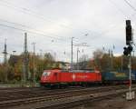 185 595-6  Ruth  von Crossrail  kommt aus Richtung Köln,Aachen-Hbf,Aachen-Schanz mit einem LKW-Walter-Zug aus Novara(I) nach Genk-Goederen(B) und fährt in Aachen-West ein. 
Aufgenommen vom Bahnsteig in Aachen-West. 
Bei Wolken am 7.11.2015.