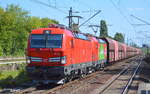 DB Cargo Deutschland AG mit der Doppeltraktion  193 332  [NVR-Number: 91 80 6193 332-4 D-DB] +   193 300  [NVR-Number: 91 80 6193 300-1 D-DB] und Erzzug (leer) Richtung Hamburg am 22.08.18 Bf. Berlin-Hohenschönhausen.