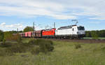 DB Cargo mal in der Farbe Weiß unterwegs in Richtung Hagenower Land. 193 366-2 und 193 367-0 in Doppeltraktion. 3km östlich von Büchen, 15.05.2019 