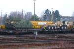 Lkw und Panzer in einem Militärzug in Weiden.