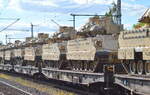 Drehgestell-Flachwagen der DB Cargo beladen mit M3 Bradley Panzervarianten der US-Army, im Bild der Wagen mit der Nr. 31 RIV 80 D-DB 486 5 401-2 Samms 709 in einem Militärzug am 27.07.22 Durchfahrt Bahnhof Niederndodeleben.