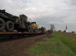 Militrfahrzeuge auf Transportwagen in einem Militrzug Richtung Wiesbaden, bei Erbach (Rheingau); 30.03.2011