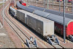 Dieser achtachsige Niederflur-Containertragwagen (Megafret) der Gattung  Sfggmrrss  (NVR-Nummer leider nicht bekannt) war kürzlich in der Zugbildungsanlage (ZBA) Halle (Saale) auf Gleis 562 abgestellt. Damit können sogenannte High-Cube-Container durch Tunnel, insbesondere den Ärmelkanal, transportiert werden. Der Wagen ist in Großbritannien registriert (GB-DBSUK).
Aufgenommen von der Berliner Brücke.

🧰 DB Cargo UK, noch mit der Anschrift von DB Schenker Rail (UK) Ltd.
🕓 30.3.2021 | 15:12 Uhr