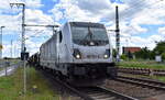 CCW - Captrain Deutschland CargoWest GmbH, Gütersloh mit der Akiem Lok   187 505-3  [NVR-Nummer: 91 80 6187 505-3 D-AKIEM] und einem Ganzzug Drehgestell-Flachwagen mit Stahlrohren von der Fa. MANNESMANN produziert am 12.06.24 Höhe Bahnhof Rodleben.