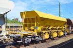Diesen gelben Drehgestell-Schüttgutwagen mit dosierbarer Schwerkraftentladung vom Einsteller On Rail GmbH sehe ich das erste Mal, er befand sich in einem Schotterzug verschiedener