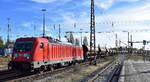 DB Cargo AG, Mainz mit ihrer  187 203  (NVR:  91 80 6187 203-5 D-DB ) und einem Schotterzug am 13.11.23 Höhe Bahnhof Frankfurt (Oder).