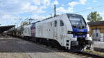 HHPI - Heavy Haul Power International GmbH, Erfurt [D] mit ihrer Eurodual Lok  20-04  [NVR-Nummer: 90 80 2159 204-7 D-ELP] und einem Schüttgutwagenzug mit Sand/Kies beladen am 02.05.24 Durchfahrt