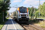 Havelländische Eisenbahn AG aus Berlin-Spandau mit 159 002 (NVR-Nummer: 90 80 2159 002-5 D-HVLE) und einem Schüttgutförderzug bei der Durchfahrt durch den Bahnhof Dabendorf am 25.