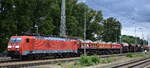 DB Cargo AG, Mainz mit ihrer   189 060-7  [NVR-Nummer: 91 80 6189 060-7 D-DB] und einem Schotterzug am 03.07.24 Höhe Bahnhof Ruhland.