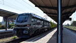 Rail Force One B.V., Rotterdam [NL] mit der Eurodual Lok  2159 258-3  [NVR-Nummer: 90 80 2159 258-3 D-ELP] und einem Schotterzug am 05.09.24 Durchfahrt Bahnhof Magdeburg-Neustadt.