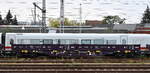 Gegenüber dem Bahnhof Cottbus Hbf. abgestellt die interessanten Drehgestell-Flachwagen vom niederländischen Einsteller RailReLease B.V. mit diesen recht flachen abnehmbaren Schüttgutbehältnissen, im Bild der Wagen mit der Nr. 37 TEN 84 NL-RRL 4524 129-2 Sgnss laut der Logobeschriftung bei der deutschen EVU WFL im Einsatz für Schotter- u. Erdtransporte, 12.09.24