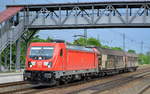 DB Cargo Deutschland AG mit  187 169  [NVR-Nummnr: 91 80 6187 169-8 D-DB] und zwei SChiebewandwagen am 06.06.19 Durchfahrt Bahnhof Saarmund.