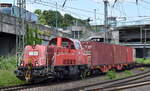 DB Cargo AG, Mainz mit ihrer  261 076-4  (NVR:  92 80 1261 076-4 D-DB ) verlässt mit einem langen Containerzug den Hafen Hamburg wahrscheinlich Richtung Rbf.
