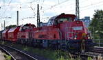 DB Cargo AG, Mainz mit der Doppeltraktion  261 011-1  (NVR:  92 80 1261 011-1 D-DB ) +  261 066-5  (NVR:  92 80 1261 066-5 D-DB ) und diversen Güterwagen am 13.06.24 Höhe Bahnhof Magdeburg-Neustadt.