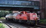 DB Cargo AG, Mainz mit ihrer  261 027-7  (NVR:  92 80 1261 027-7 D-DB ) und zwei Kesselwagen auf Übergabefahrt am 15.07.24 Höhe Bahnhof Hamburg-Harburg.