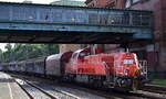 DB Cargo AG, Mainz mit ihrer  265 018-2  (NVR:  92 80 1265 018-2 D-DB ) und einigen Güterwagen am 19.07.24 Höhe Bahnhof Hamburg Harburg.