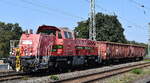 DB Cargo AG, Mainz mit ihrer  261 022-8  (NVR:  92 80 1261 022-8 D-DB ) und zwei Hochbordwagen am 05.09.24 Höhe Bahnhof Magdeburg-Neustadt.