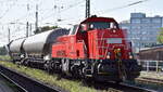 DB Cargo AG, Mainz mit ihrer  261 014-5  (NVR:  92 80 1261 014-5 D-DB ) mit zwei Staubgutwagen für Braunkohlestaub am 05.09.24 Höhe Bahnhof Magdeburg-Neustadt. 