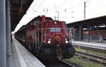 DB Cargo AG, Mainz mit ihrer  261 020-2  ( NVR:  92 80 1261 020-2 D-DB ) und einigen Güterwagen am 04.09.24 Durchfahrt Bahnhof Stendal Hbf.