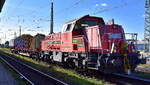 DB Cargo AG, Mainz mit ihrer  261 022-8  (NVR:  92 80 1261 022-8 D-DB ) und zwei Güterwagen Richtung DB Cargo Güterstandort Magdeburg- Rothenburg  am 15.10.24 Höhe Bahnhof Magdeburg