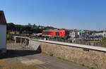 Übergabe von Zwickau nach Plauen-Chrieschwitz zum Stahlbau mit dem Dualmode Vectron 249 001. Aufgenommen an 13.08.2024 nach dem Haltepunkt Plauen-Mitte
