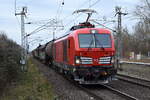 DB Cargo AG, Mainz mit ihrer Vectron Dual Mode Light  249 012  [NVR-Nummer: 90 80 2249 012-6 D-DB] und einigen Güterwagen am 24.01.25 Durchfahrt Bahnhof Berlin-Hohenschönhausen.