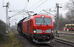 DB Cargo AG, Mainz [D] mit ihrer Vectron Dual Mode Light  249 030  [NVR-Nummer: 90 80 2249 030-8 D-DB] und einem Schiebewandwagen am 05.02.25 Durchfahrt Bahnhof Berlin Hohenschönhausen.